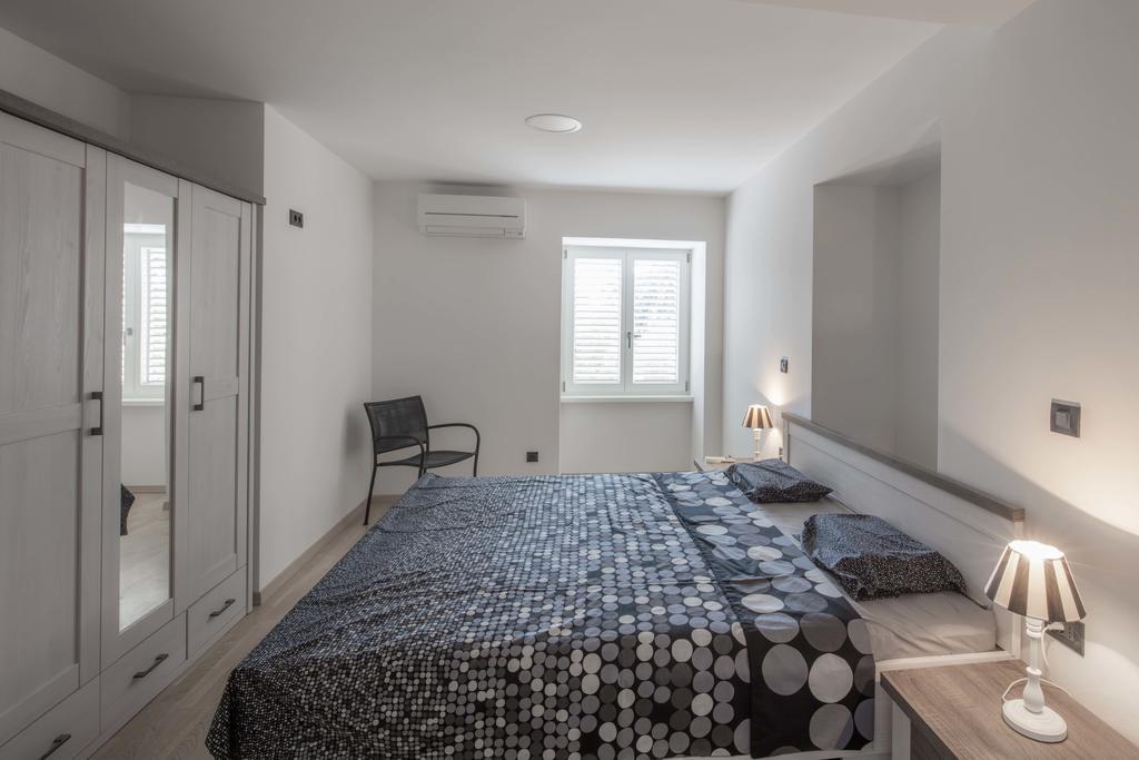 Apartments Villa Adrienne マリ・ロシニュ エクステリア 写真