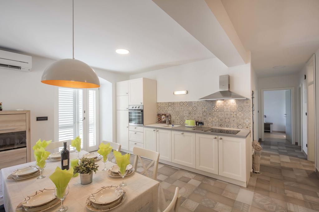 Apartments Villa Adrienne マリ・ロシニュ エクステリア 写真