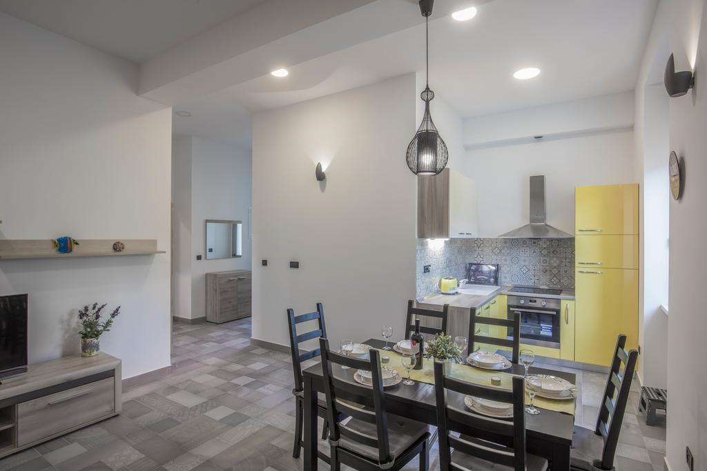 Apartments Villa Adrienne マリ・ロシニュ エクステリア 写真