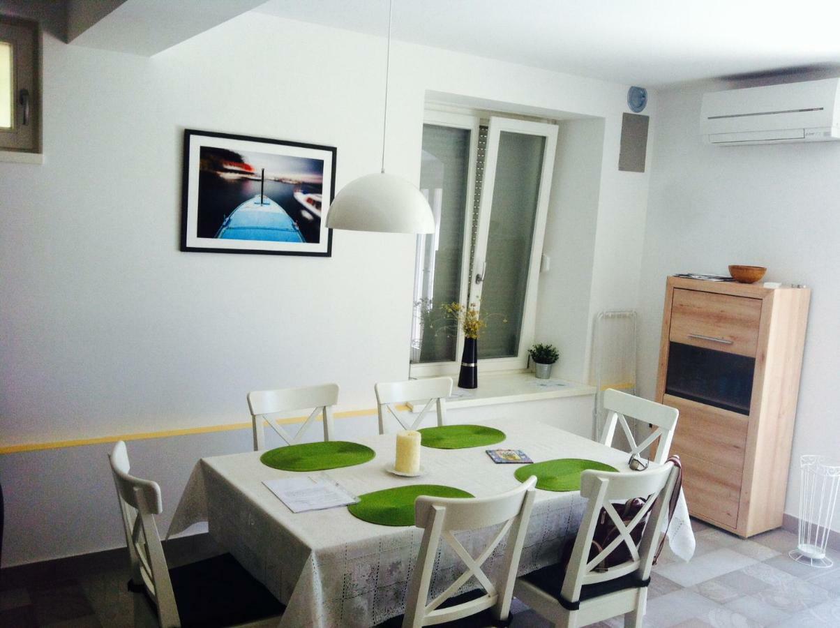Apartments Villa Adrienne マリ・ロシニュ エクステリア 写真